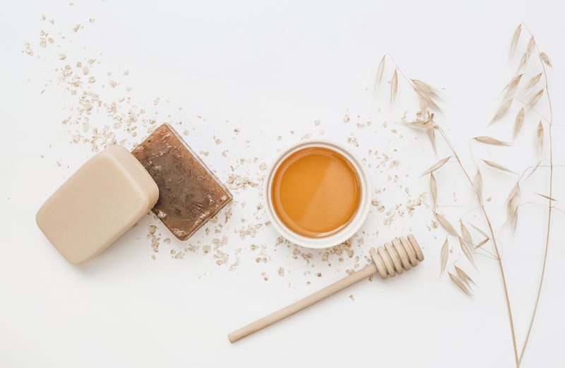 Miód w kosmetyce – jak go wykorzystać do pielęgnacji